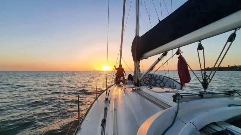 Sailing Cádiz - Paseos en velero con patrón desde Puerto Sherry, Foto 2 von 4