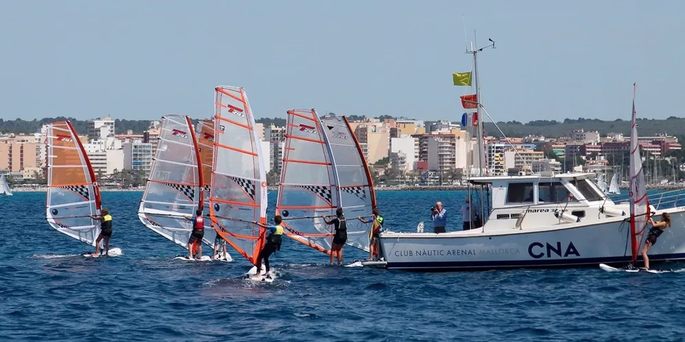 Club Nàutic S'Arenal - Amarres, travelift y escuela de vela en Llucmajor, Foto 4 von 4