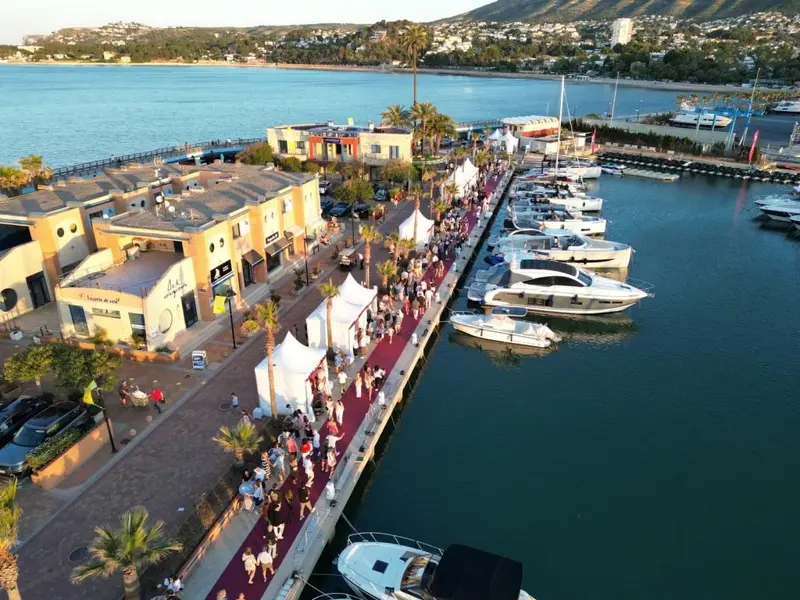 Marina de Dénia - Más de 400 amarres de hasta 60 m bajo el Montgó, Foto 2 von 4