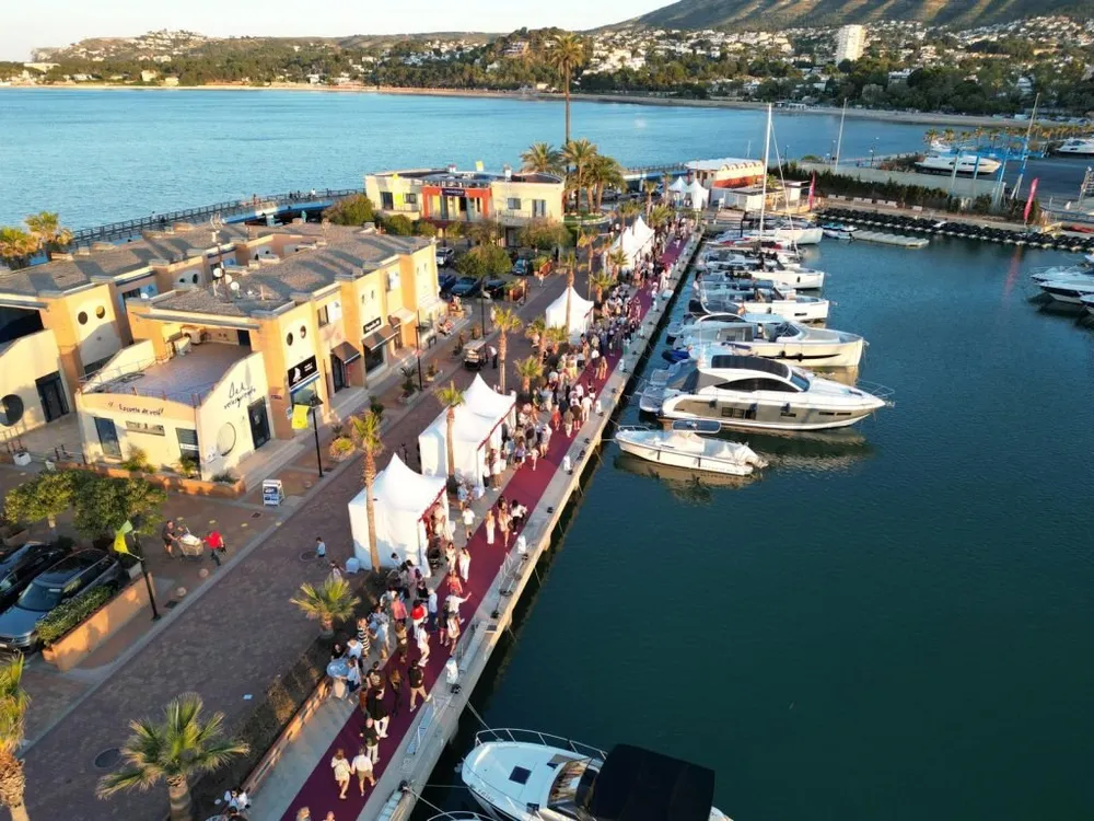 Marina de Dénia - Más de 400 amarres de hasta 60 m bajo el Montgó, Foto 2 von 4