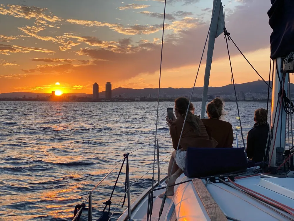 Barcelona Boat Tours - Paseos en barco y alquiler de veleros en Barcelona, photo 3 of 4