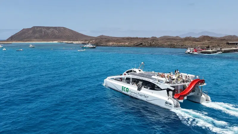 FuerteCharter - Excursiones en barco desde Corralejo, Fuerteventura, foto 2 de 4