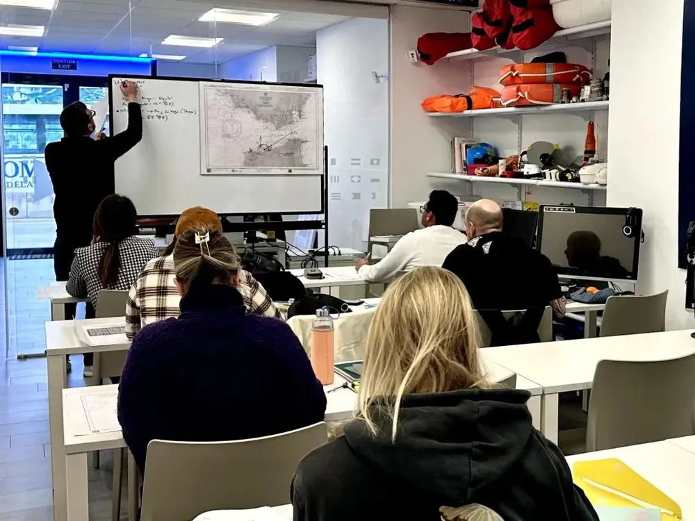 Escuela Náutica Menorca Zulumar - Títulos náuticos en Mahón, Foto 2 von 4