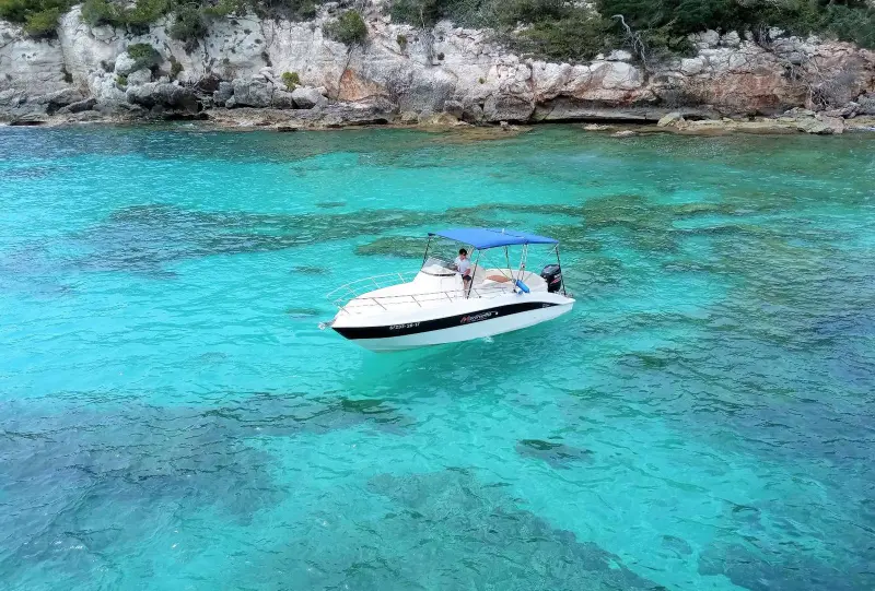 Llatinaboats - Alquiler de barcos clásicos y modernos en Menorca, photo 3 sur 4