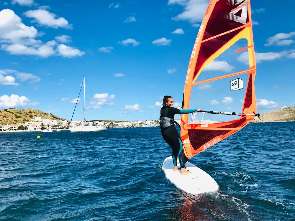 Wind Fornells - Escuela de windsurf, vela y wing foil en Menorca, photo 3 sur 4