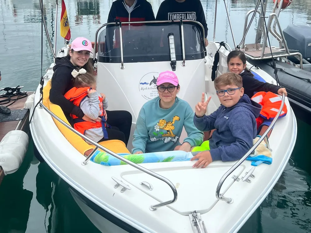 Alquila tu Lancha - Alquiler de lanchas en la bahía de Santander, Foto 4 von 4