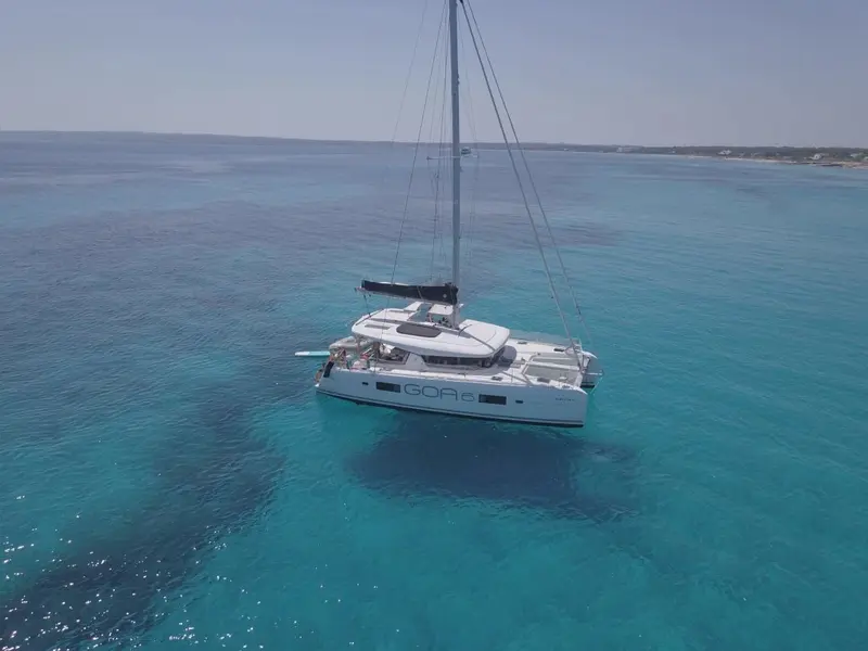 GOA Catamaran - Alquiler de catamaranes con patrón en Ibiza, Foto 3 von 4
