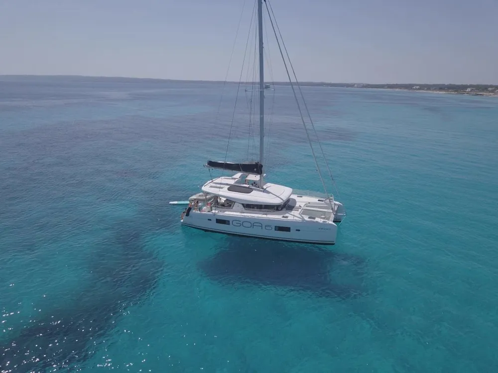 GOA Catamaran - Alquiler de catamaranes con patrón en Ibiza, Foto 3 von 4