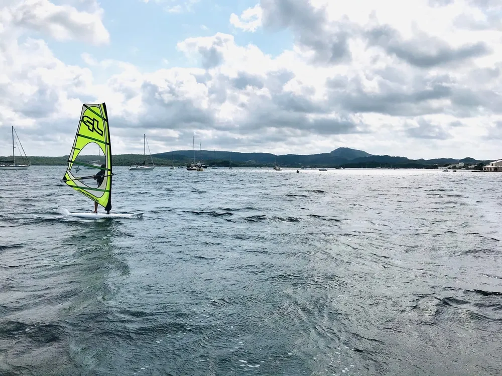 Wind Fornells - Escuela de windsurf, vela y wing foil en Menorca, photo 4 sur 4