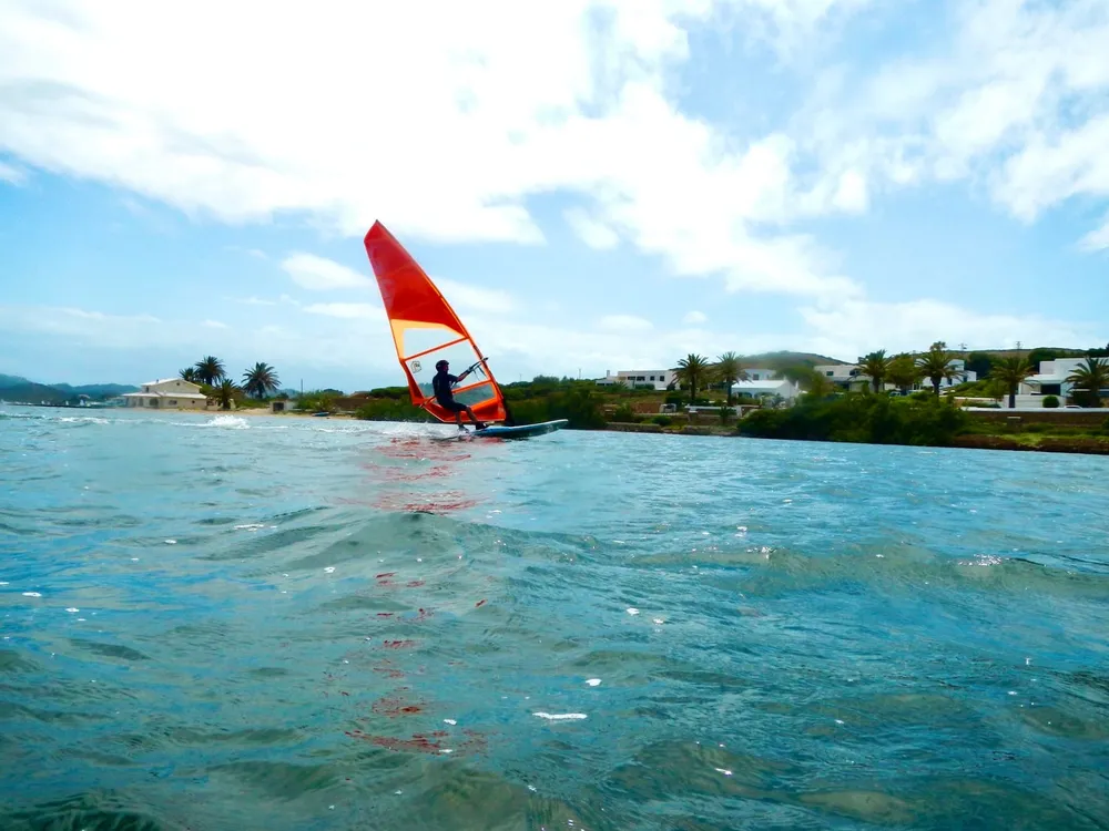 Wind Fornells - Escuela de windsurf, vela y wing foil en Menorca, photo 2 sur 4