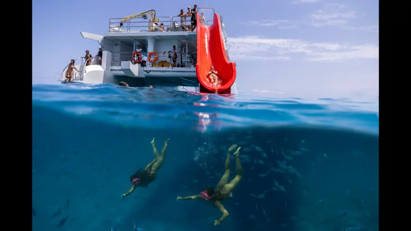 FuerteCharter - Excursiones en barco desde Corralejo, Fuerteventura, foto 3 de 4