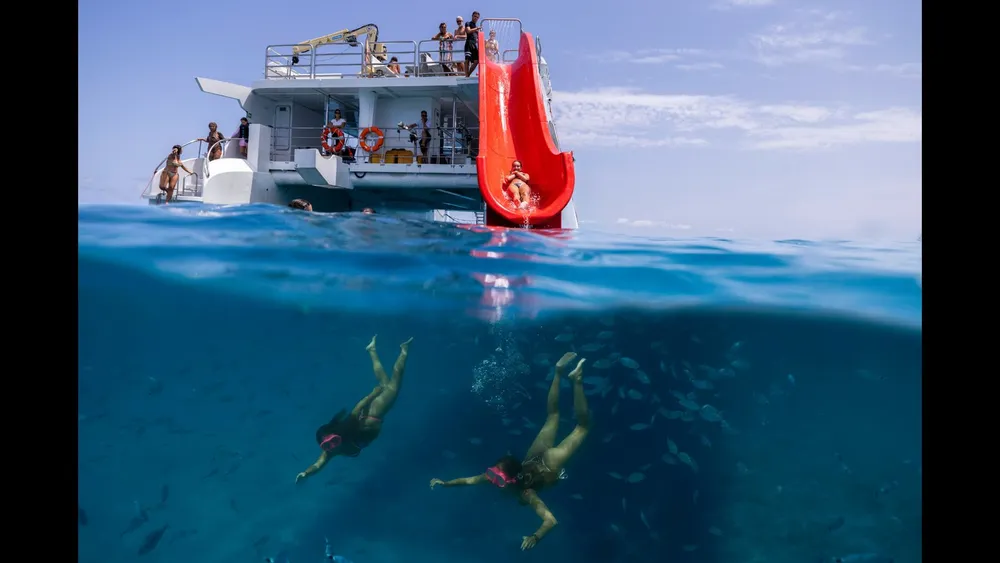 FuerteCharter - Excursiones en barco desde Corralejo, Fuerteventura, foto 3 de 4