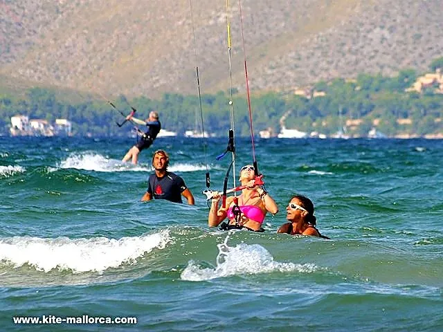 Kite-Mallorca - Escuela de kitesurf y wingfoil en la bahía de Pollença, photo 2 of 4