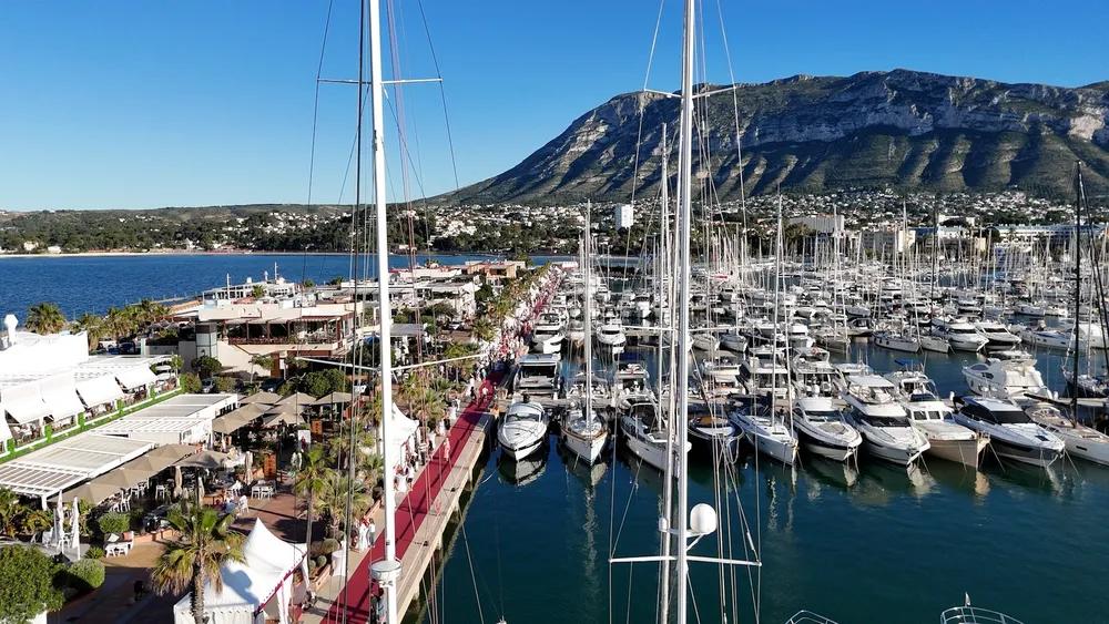 Marina de Dénia - Más de 400 amarres de hasta 60 m bajo el Montgó, Foto 3 von 4