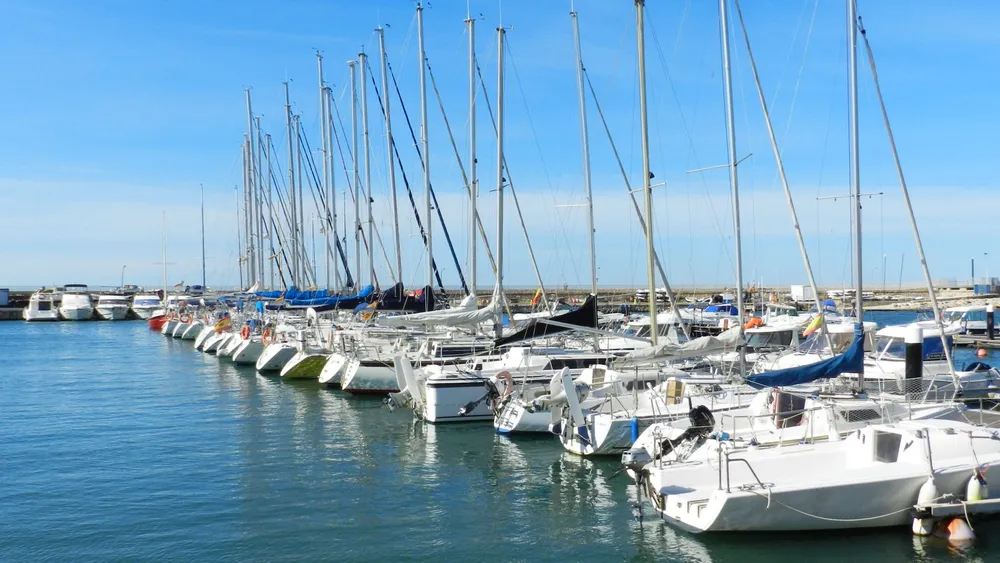 Club Nàutic Salou - 220 amarres, marina seca y escuela de vela, photo 2 sur 4